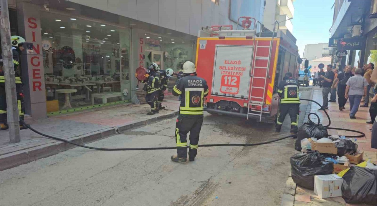 Elazığda apartman dairesinde korkutan yangın