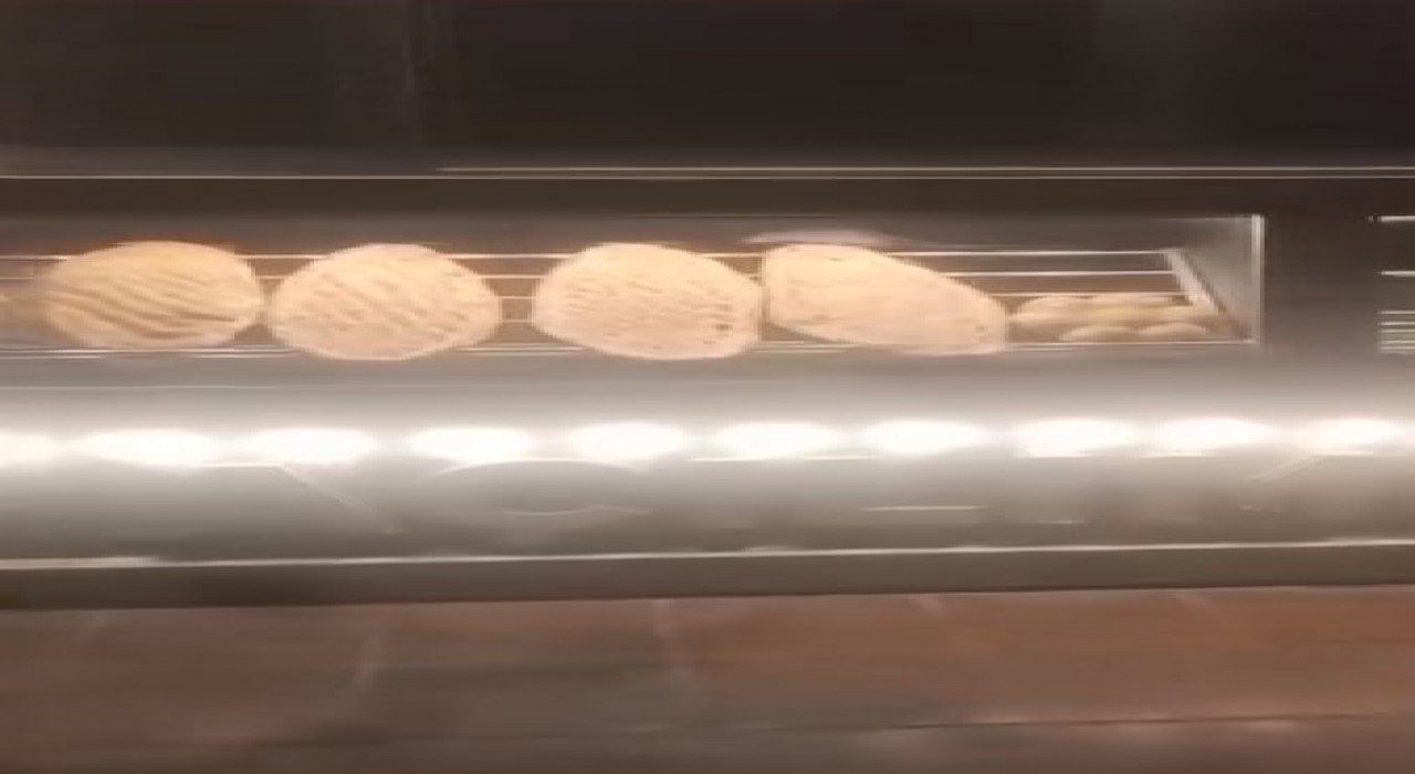 Elazığda bir fare ekmeklerin üstünde gezerken görüldü