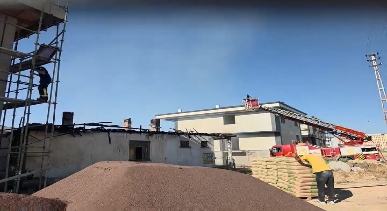 Elazığda çatı yangını