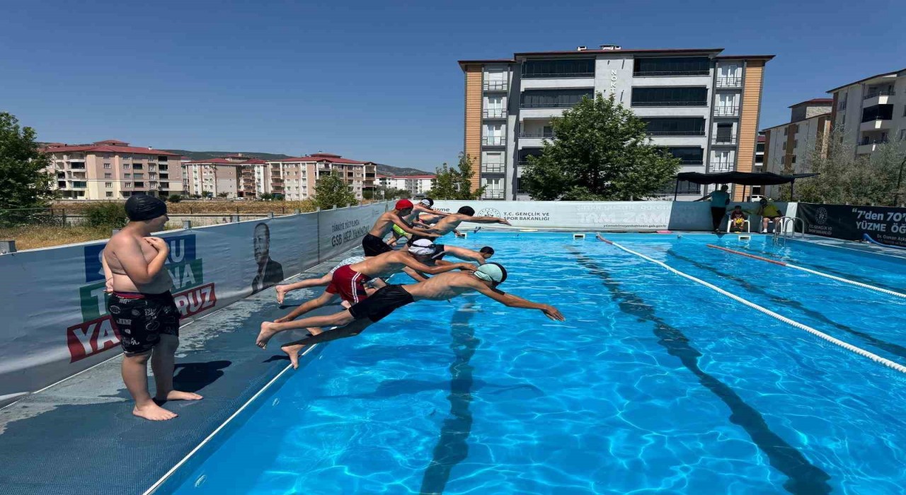 Elazığda çocuklar hem öğreniyor hem eğleniyor