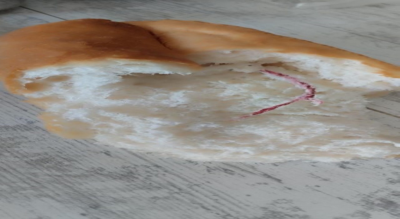 Elazığda ekmeğin içinden ip çıktı