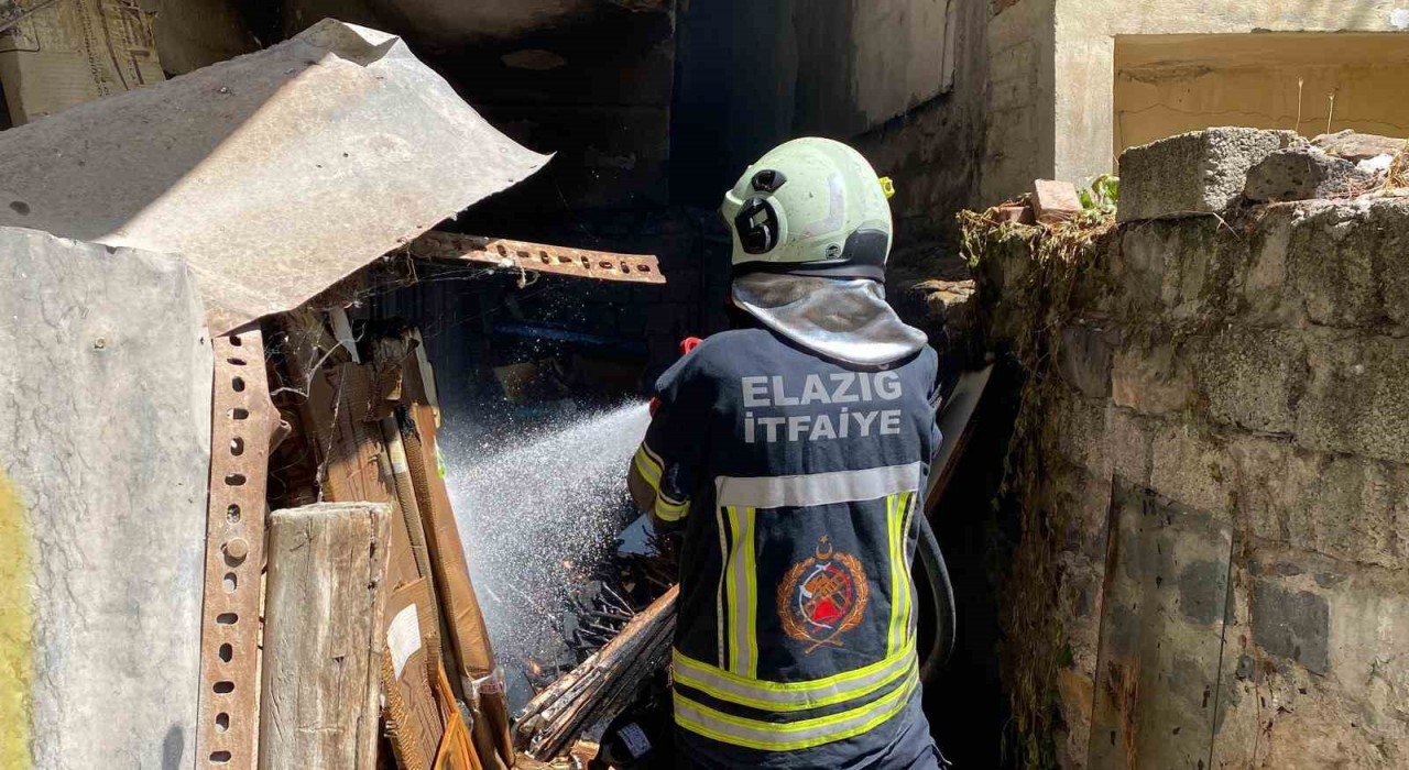 Elazığda havalandırma boşluğunda çıkan yangın paniğe neden oldu