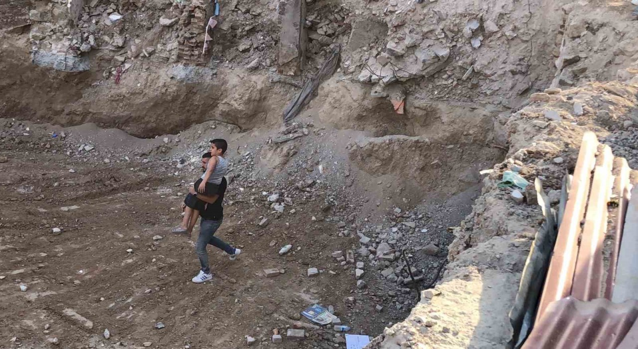 Elazığda inşaat çukuruna düşen çocuk kurtarıldı