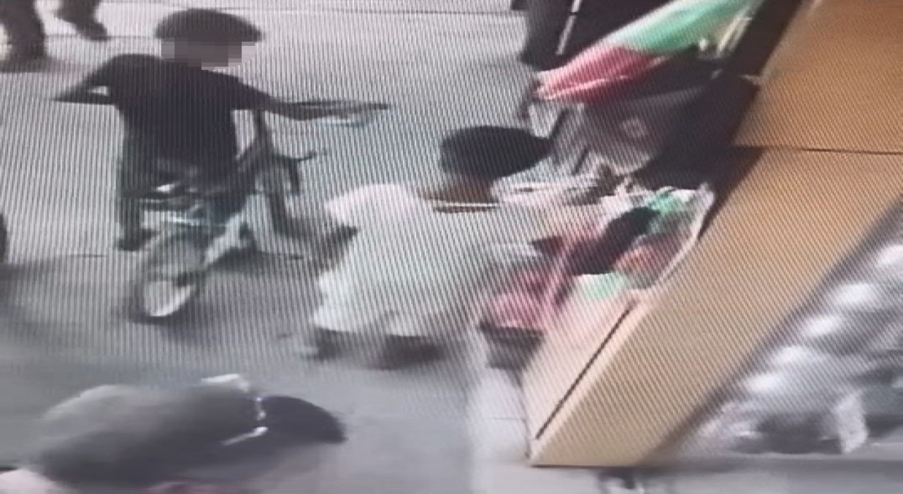 Elazığda küçük çocukların hırsızlığı kamerada