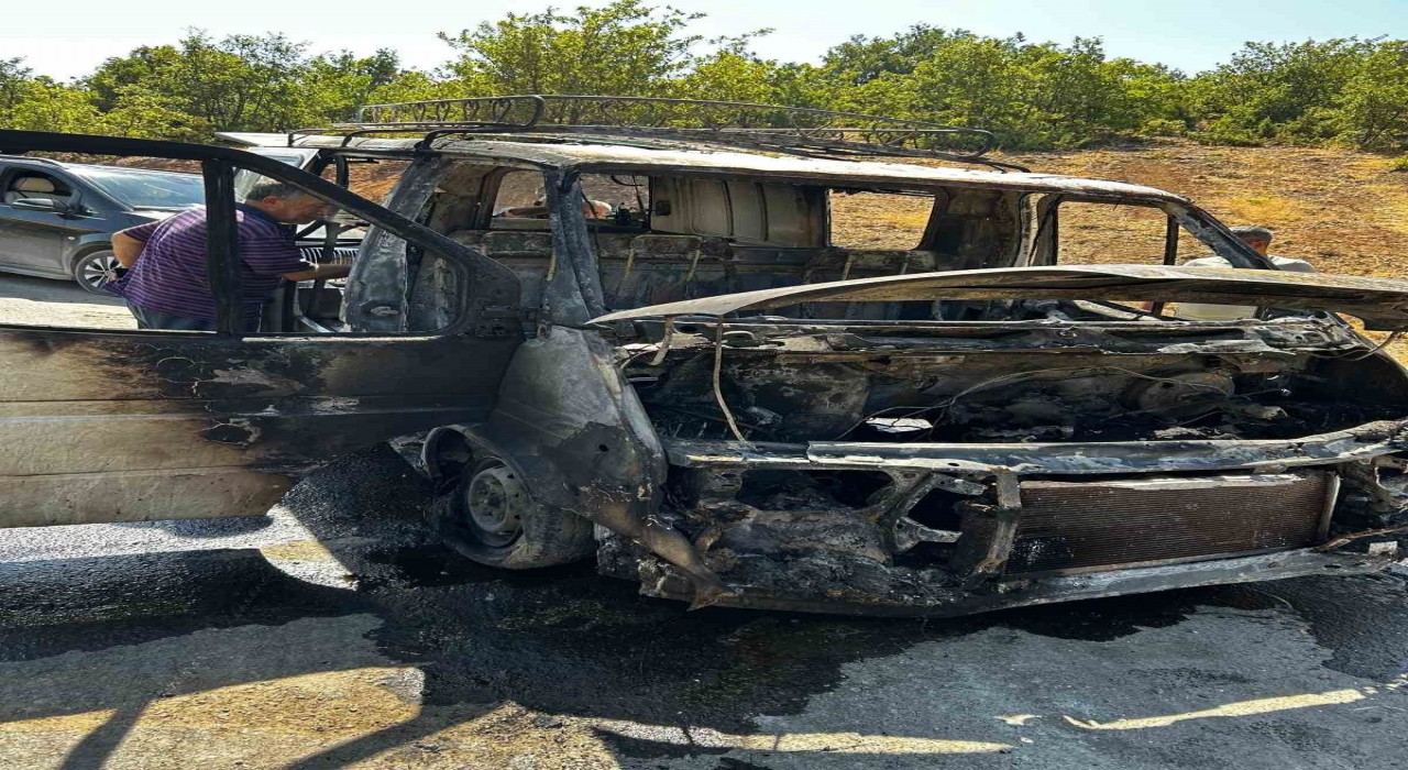 Elazığda minibüs küle döndü