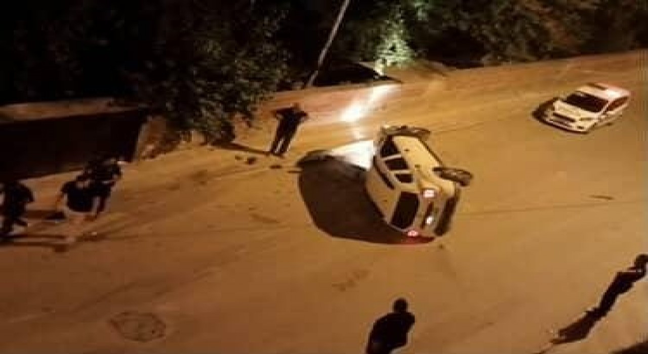 Elazığda park halinde araçlara çarpan otomobil devrildi: 1 yaralı