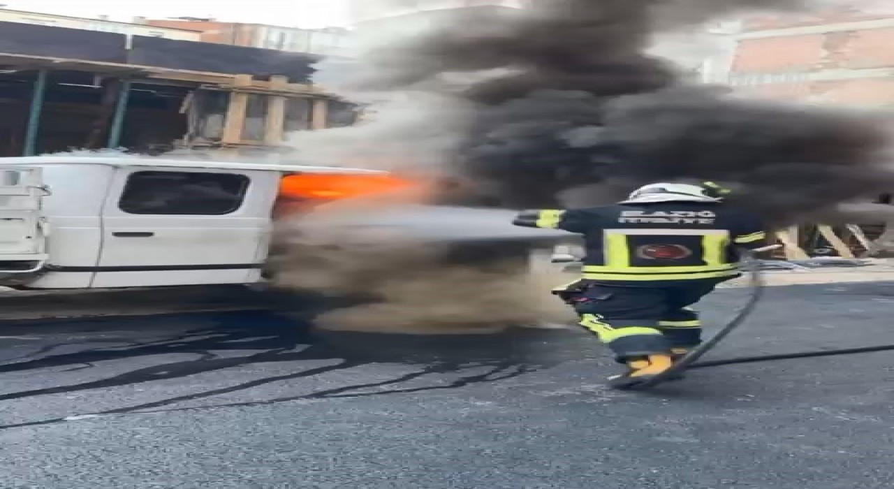 Elazığda park halindeki pikap yandı