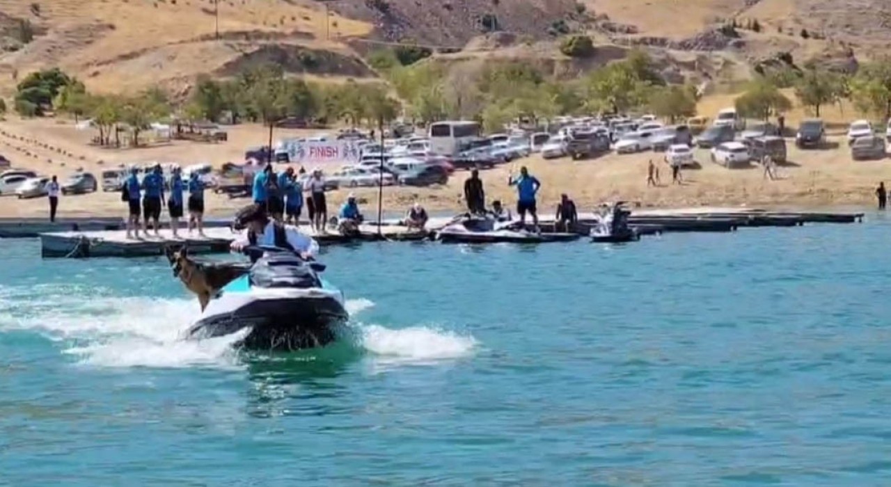 Elazığda sahibiyle jet ski turu atan köpek gülümsetti