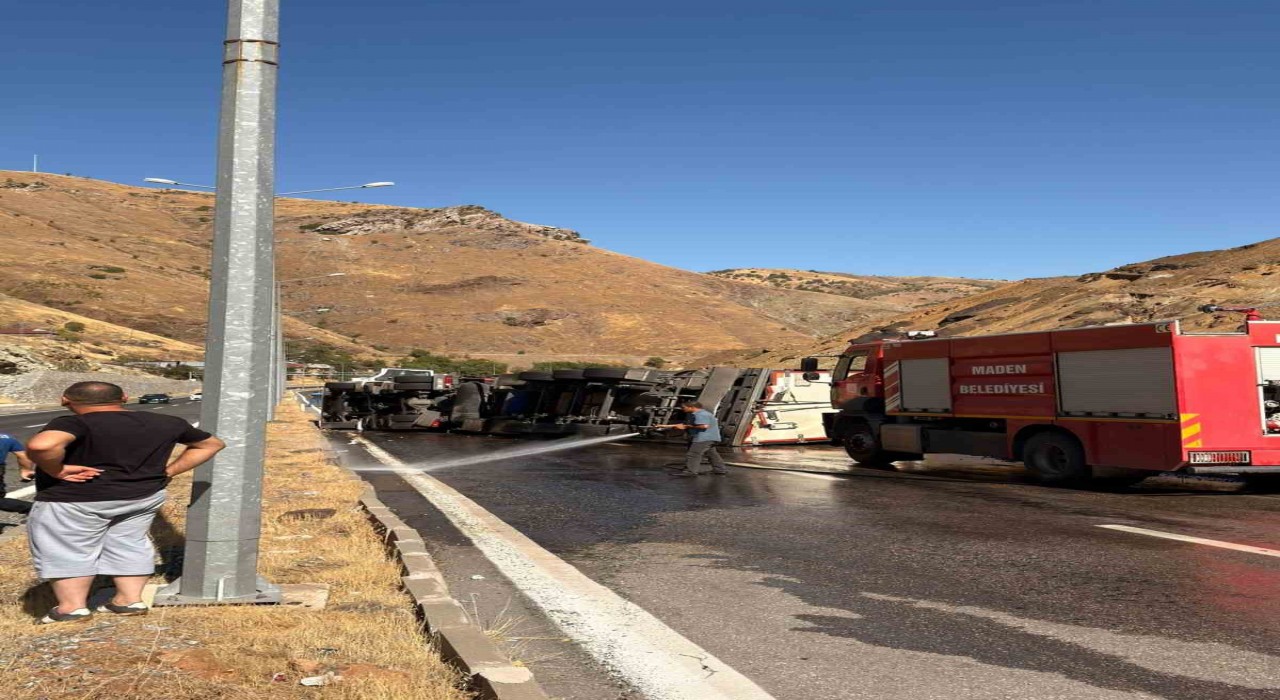 Elazığda tır devirdi: 1 yaralı