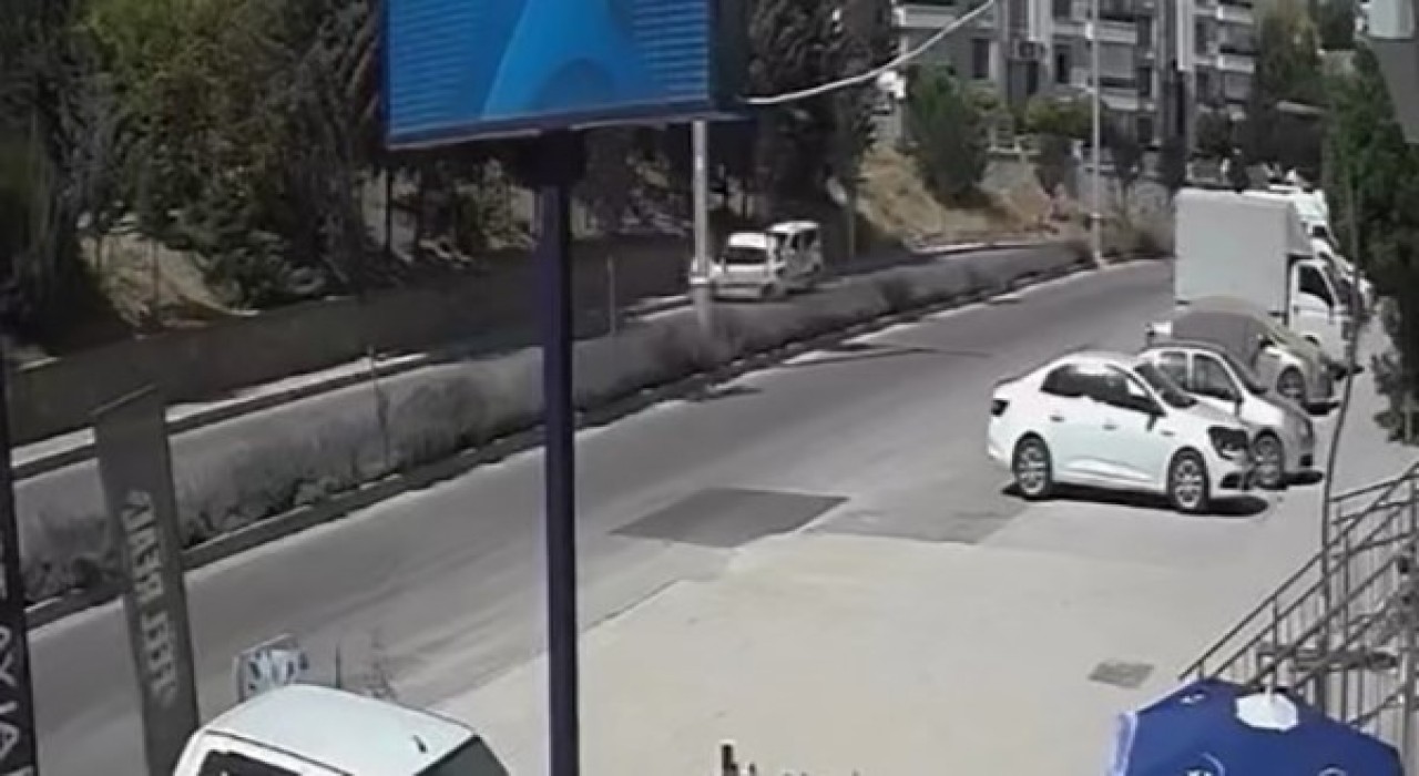 Elazığda trafik kazası güvenlik kamerasına yansıdı