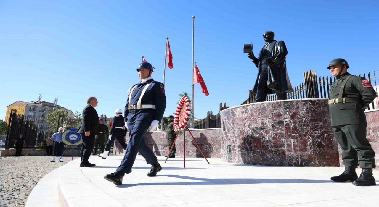 Elazığda Zafer Bayramı kutlamaları çelenk sunumu ile başladı