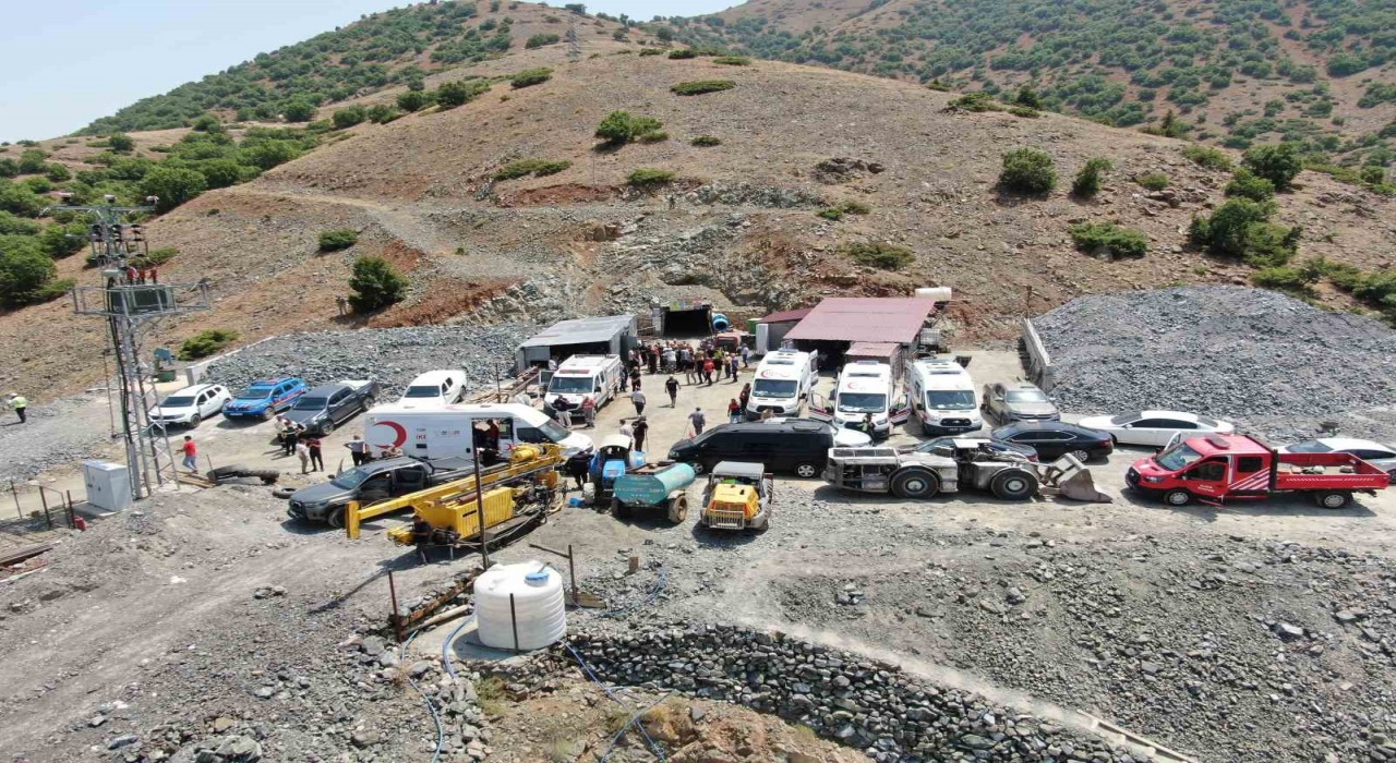 Elazığdaki göçükte çalışmalar 4 saattir sürüyor: maden ocağı dron ile görüntülendi