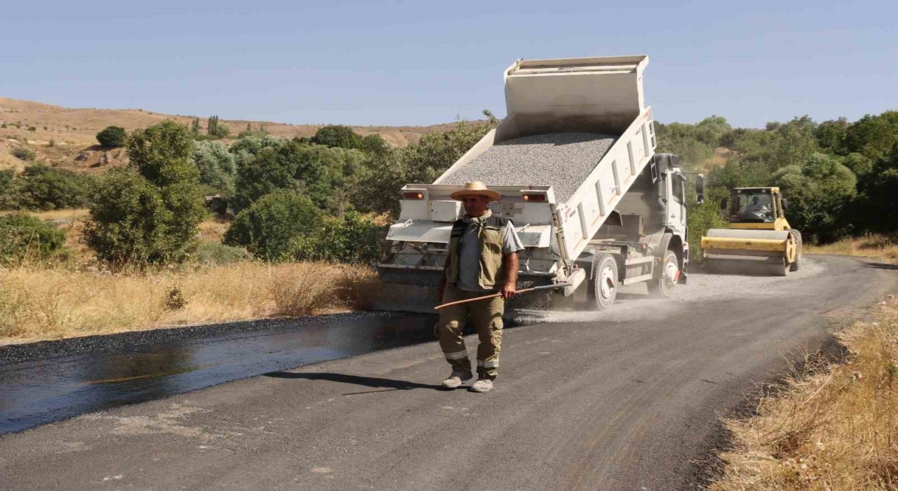 Elazığın köylerinde asfaltlama çalışmaları sürüyor