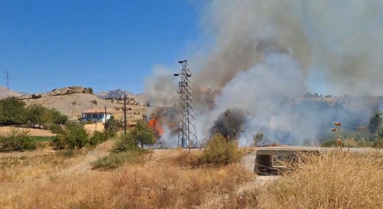 Elektrik direğindeki patlama yangına neden oldu