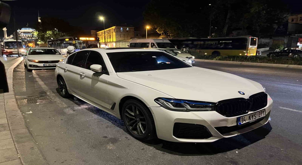 Eminönünde silahlı şahıs husumetlisini kovalayarak ateş etti, yoldan geçen adam yaralandı