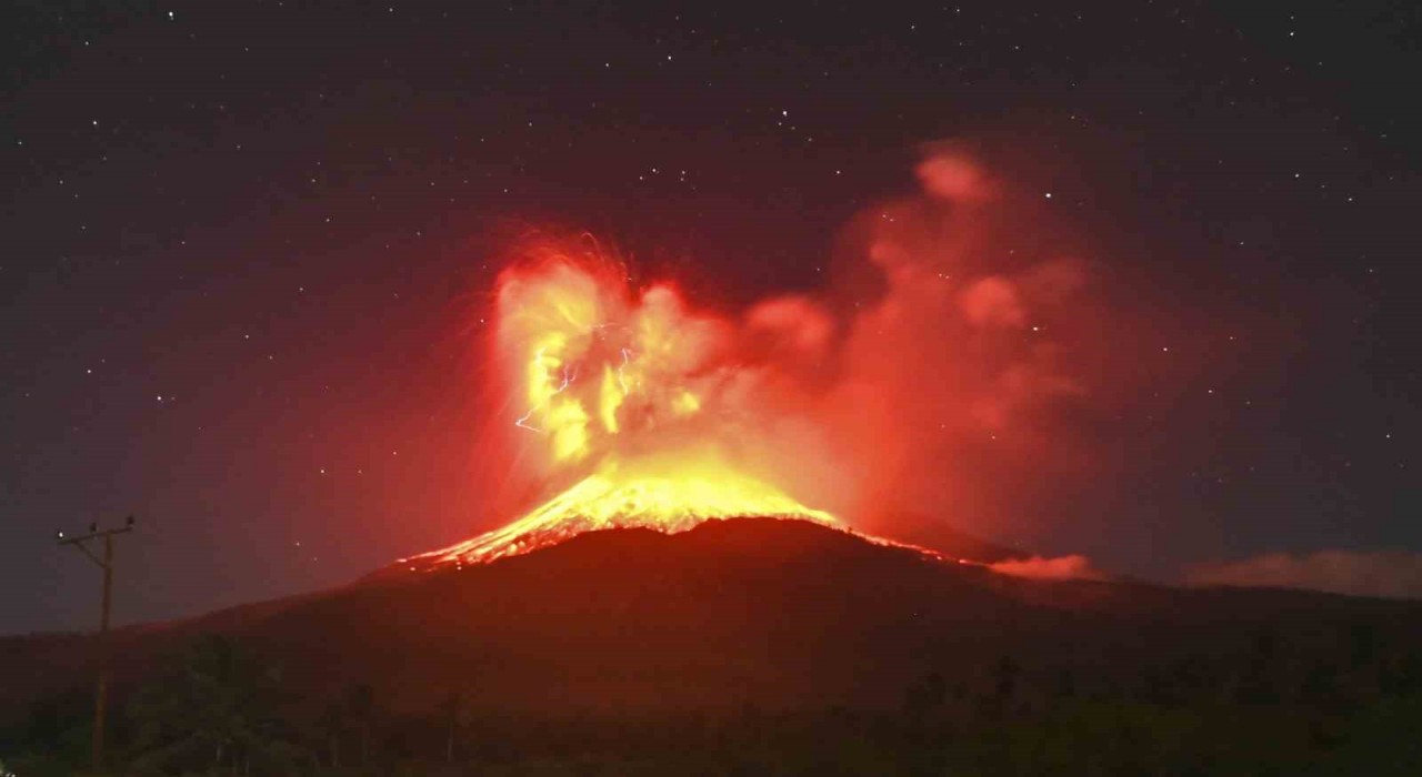 Endonezyadaki Lewotobi Laki-Laki Yanardağında patlama