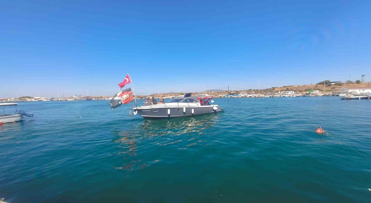 Enezde teknelerden Zafer Seyri