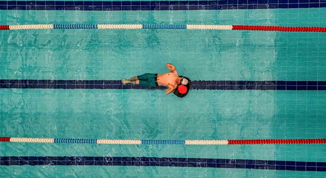 Engelleri bir bir aştı, boynuyla yüzerek şampiyon oldu