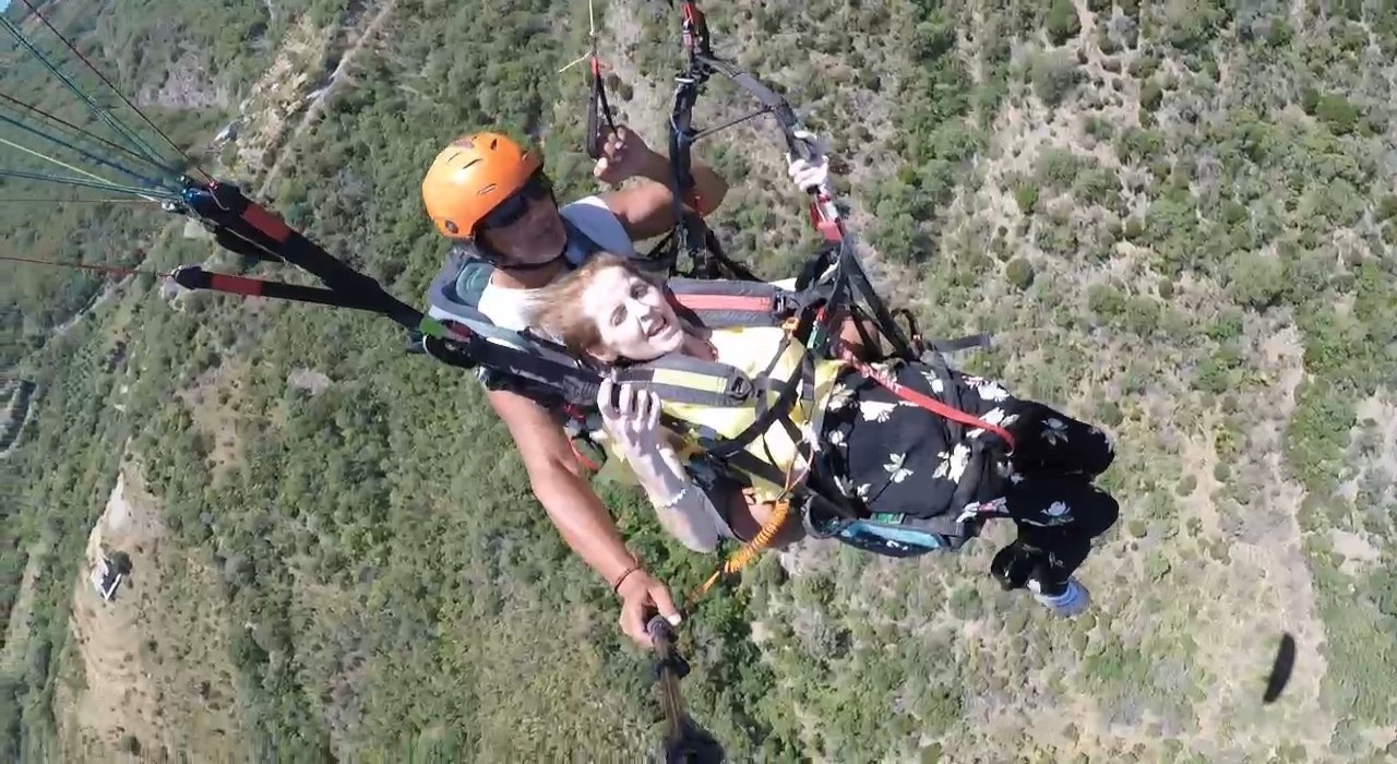 Engelleri gökyüzünde aştı: Bedensel engelli kadın yamaç paraşütü ile uçtu