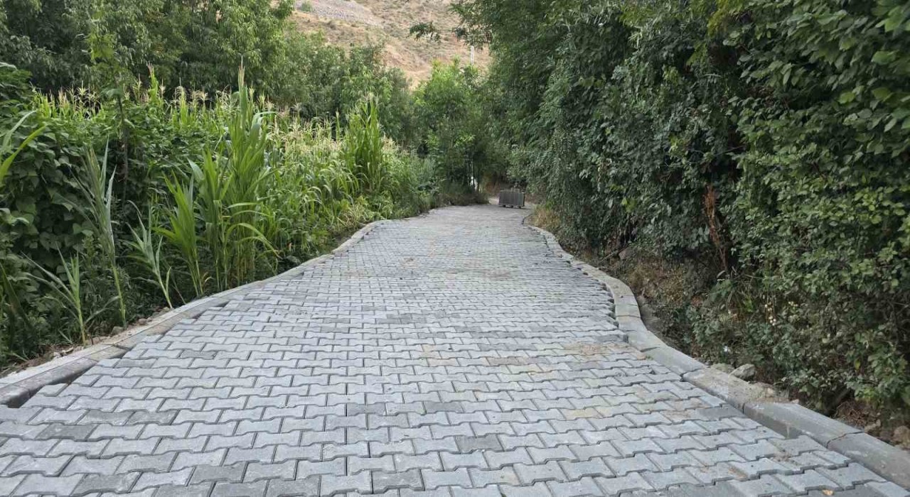 Engelli vatandaşın evinin yolu yenilendi