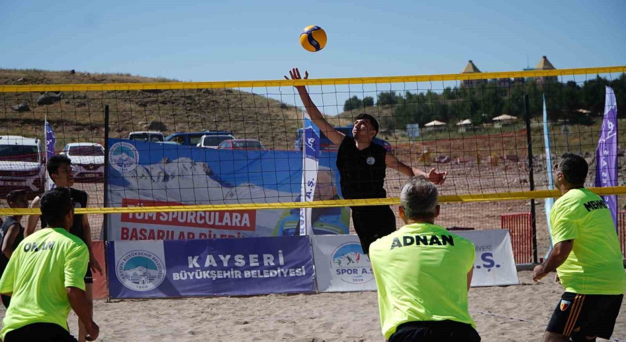 Erciyeste En Havalı Voleybol Turnuvasında ilk düdük çaldı