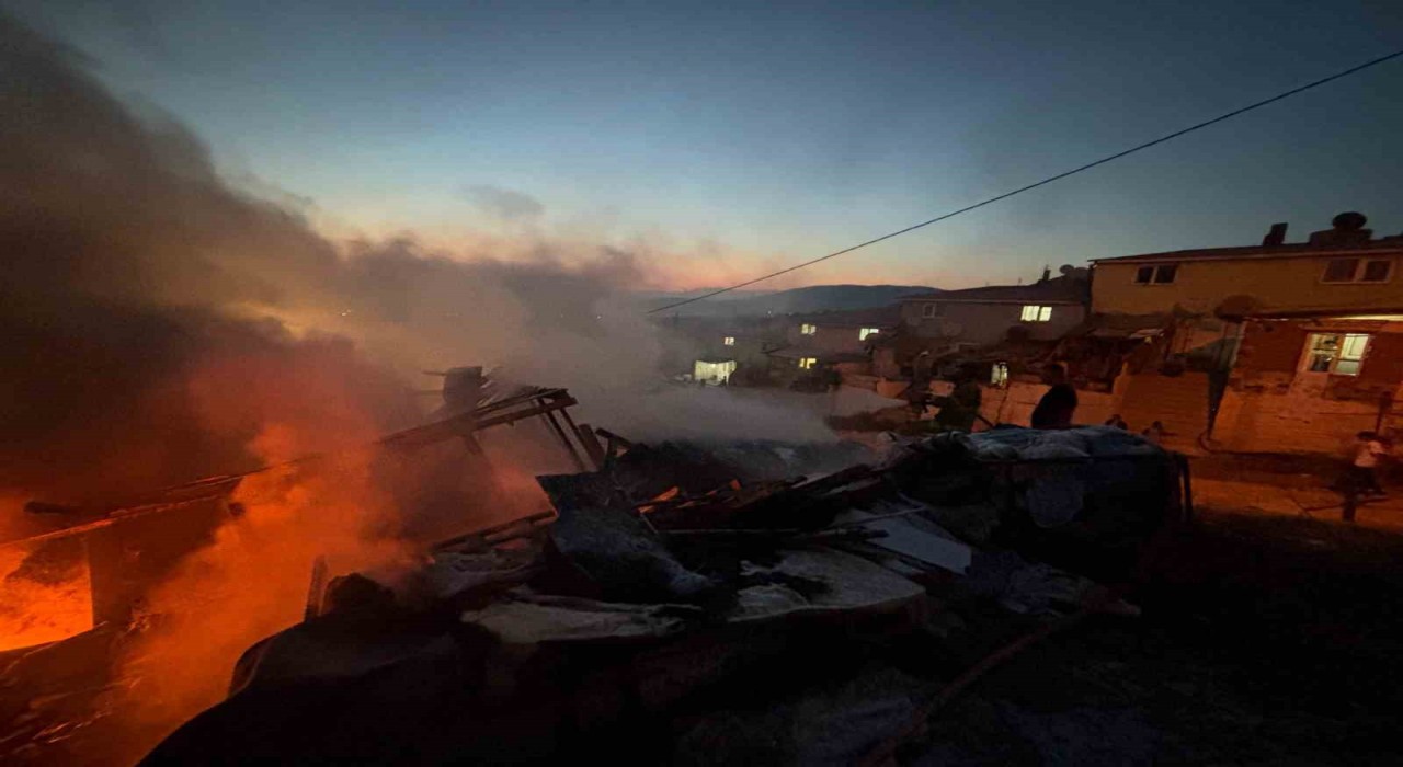 Erdekte baraka yangını söndürüldü