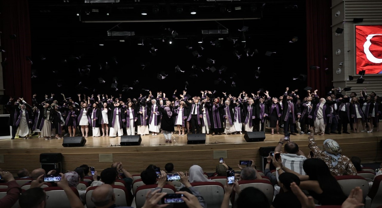 ERÜ Diş Hekimliği Fakültesi 16. dönem mezunlarını verdi