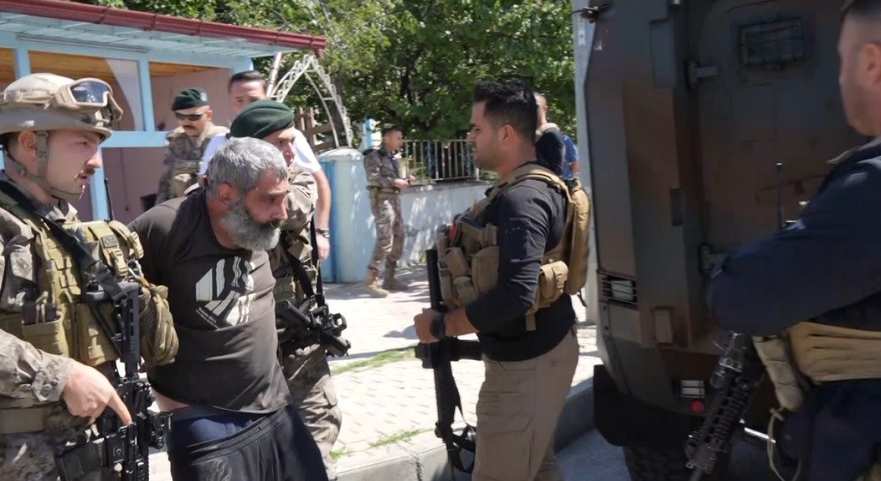 Erzincanda 1 kişiyi öldürüp 1 kişiyi yaralayan şahıs özel harekât operasyonuyla evde yakalandı