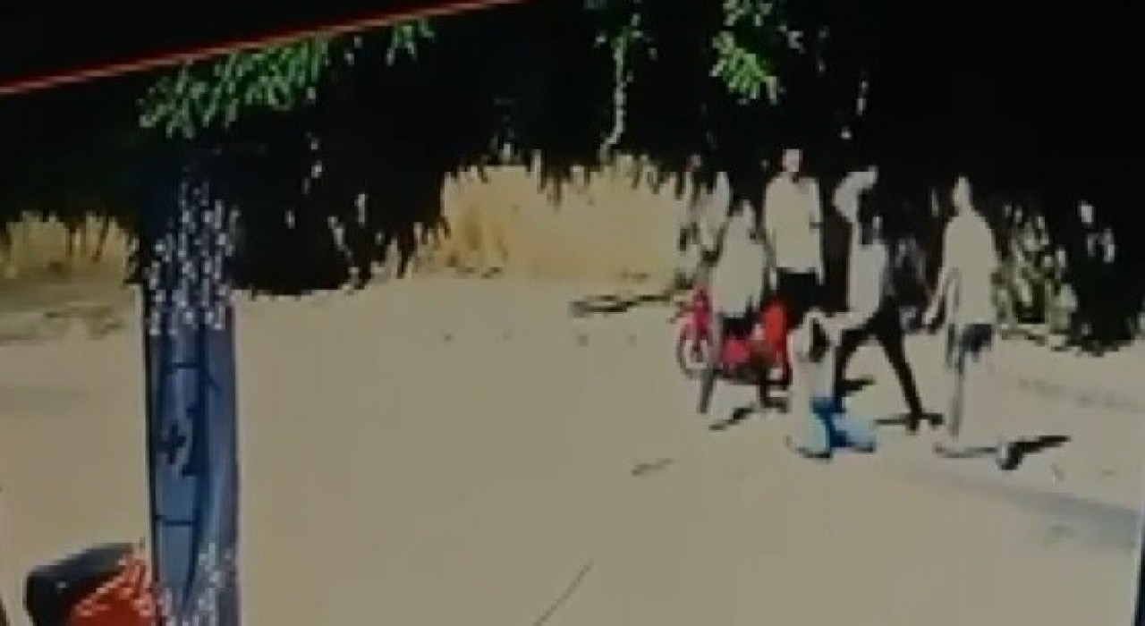 Erzincanda 4 kişinin 1 kişiyi darp ettikleri anlar güvenlik kamerasına yansıdı