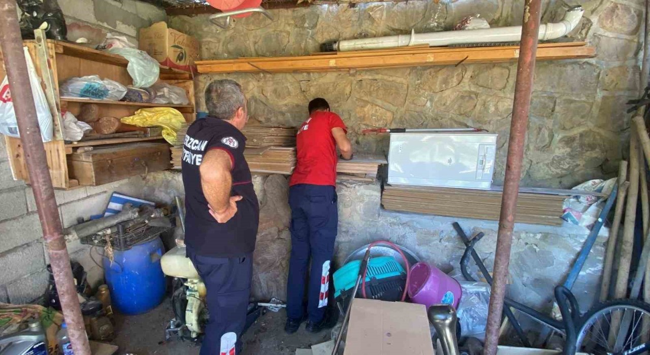 Erzincanda boruya sıkışan yavru kediyi itfaiye kurtardı