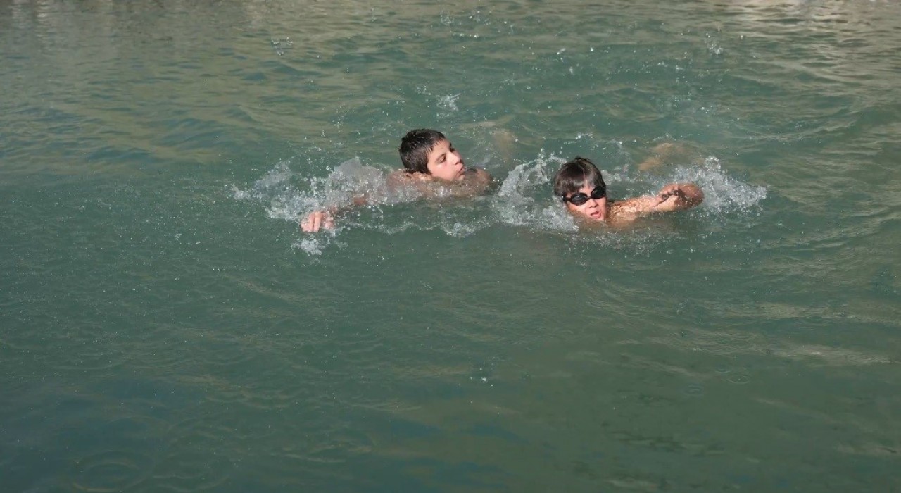 Erzincanda çocuklar hem serinliyor hem de eğleniyor!