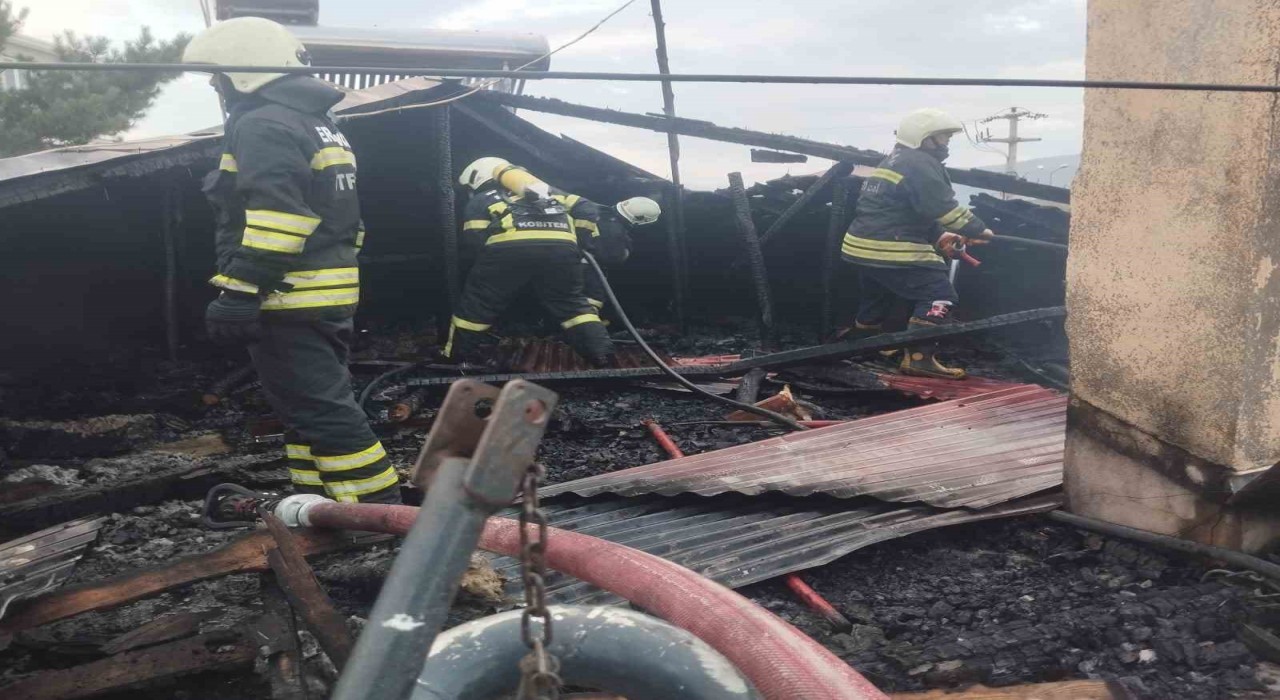 Erzincanda iki katlı evin çatısı yandı