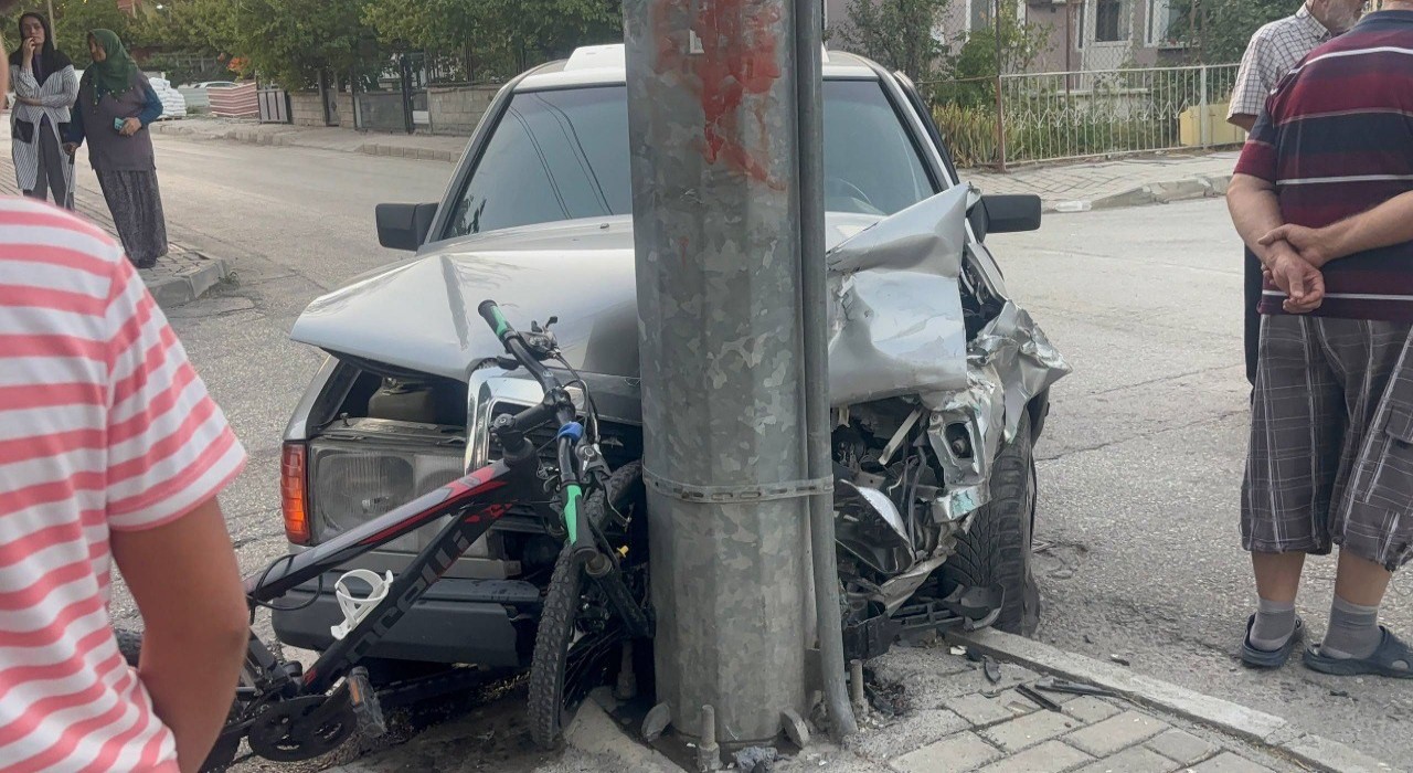 Erzincanda iki otomobil çarpıştı, yoldan geçen bisikletli çocuk yaralandı