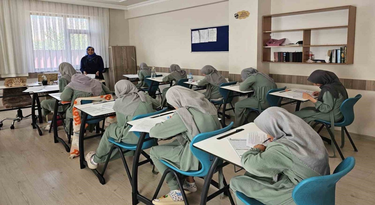 Erzincanda Kuran Kursu öğrencilerine yönelik dini bilgiler ve tecvid sınavı yapıldı
