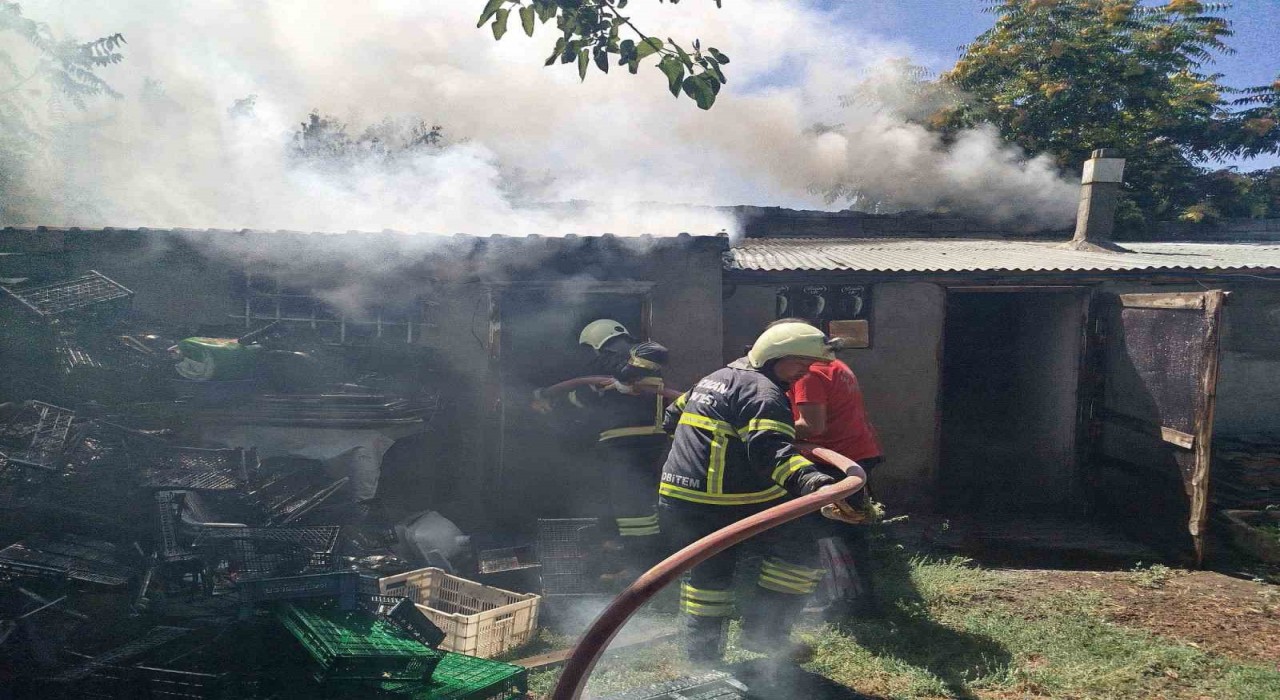 Erzincanda odunlukta çıkan yangın itfaiyenin müdahalesiyle söndürüldü