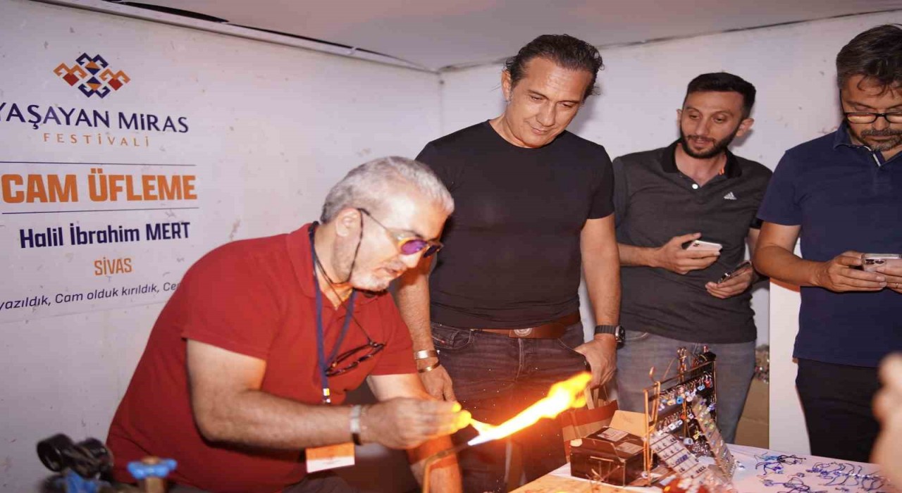 Erzincanda sahne alan Kıraç, konser öncesi Somut Olmayan Kültürel Miras Taşıyıcılarıyla buluştu