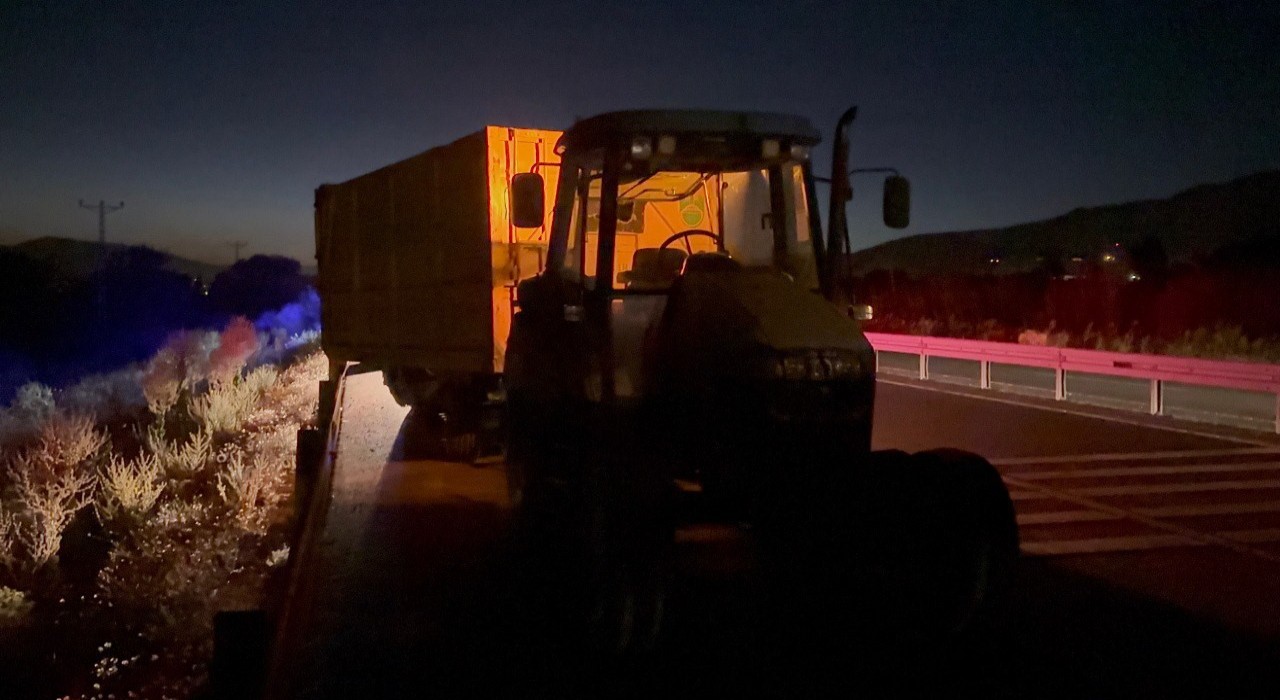 Erzincanda traktör ile otomobil çarpıştı