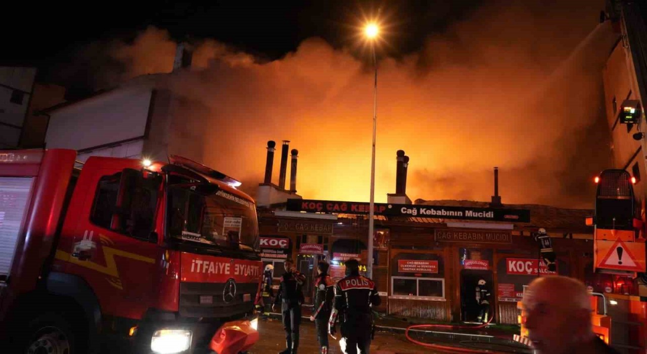 Erzurumda cağ kebabı dükkanlarında çıkan yangın evlere ve otele sıçradı