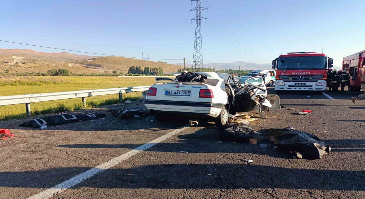 Erzurumda iki araç kafa kafaya çarpıştı: 4 ölü