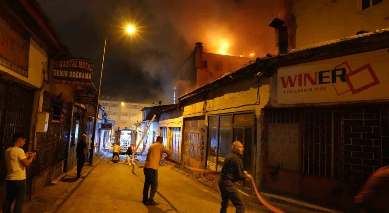 Erzurumda korkutan yangın: Çok sayıda iş yeri ve bina alevlere teslim oldu
