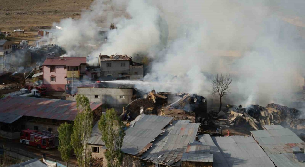 Erzurumda köyde çıkan yangın 6 saat sonra kontrol altına alındı