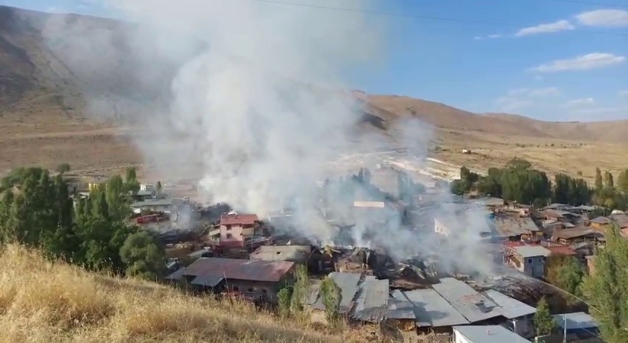 Erzurumda köyde çıkan yangında 15 ev kullanılamaz hale geldi
