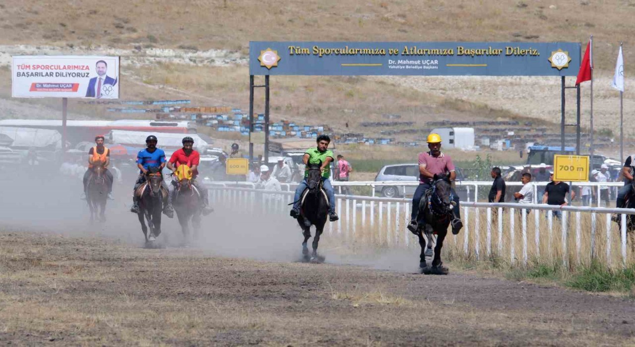 Erzurumda rahvan at yarışları nefesleri kesti