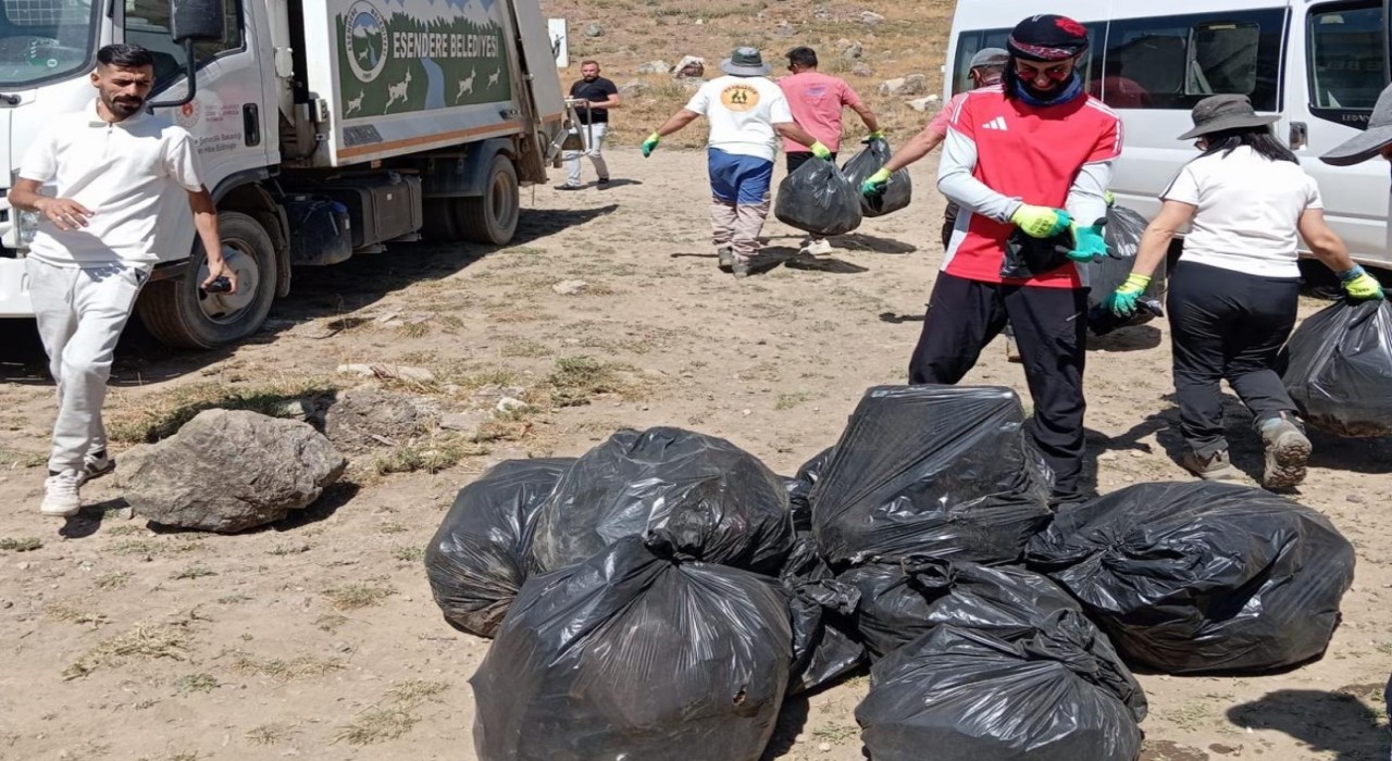 Esendere Belediyesi gönüllerle Sat Göllerinde çevre temizliği yaptı