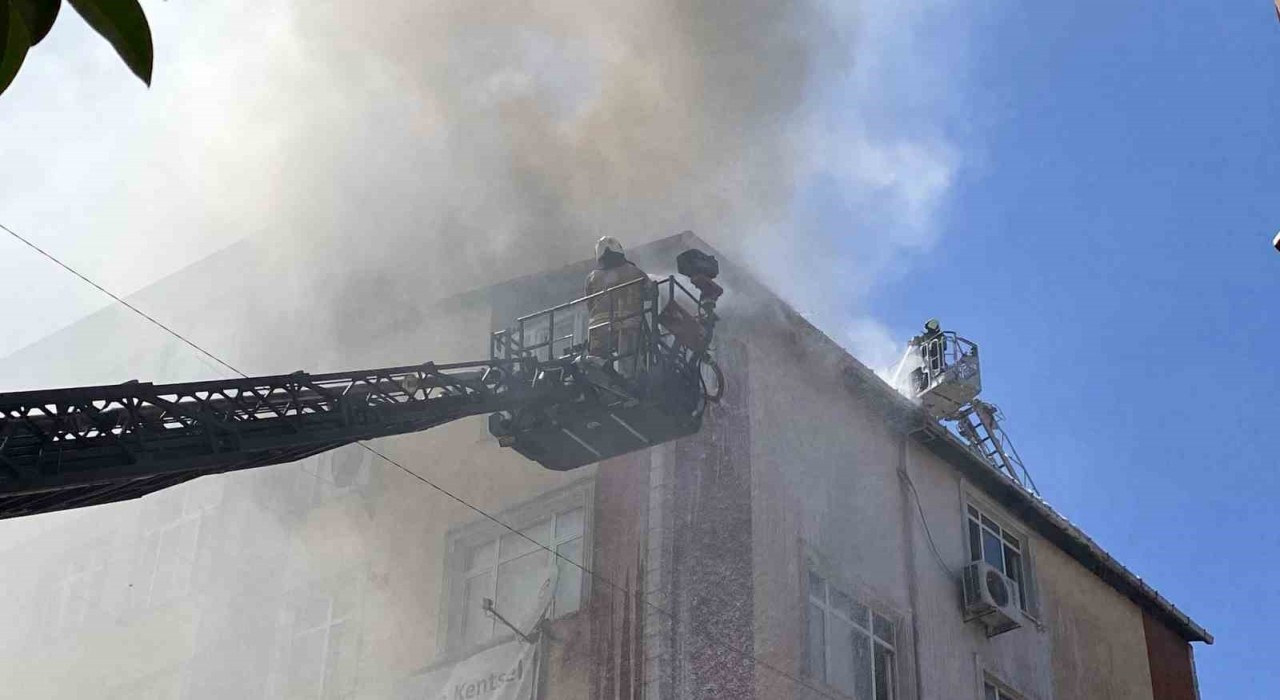 Esenlerde apartmanın çatısında çıkan yangın bitişiğindeki 2 binaya sıçradı