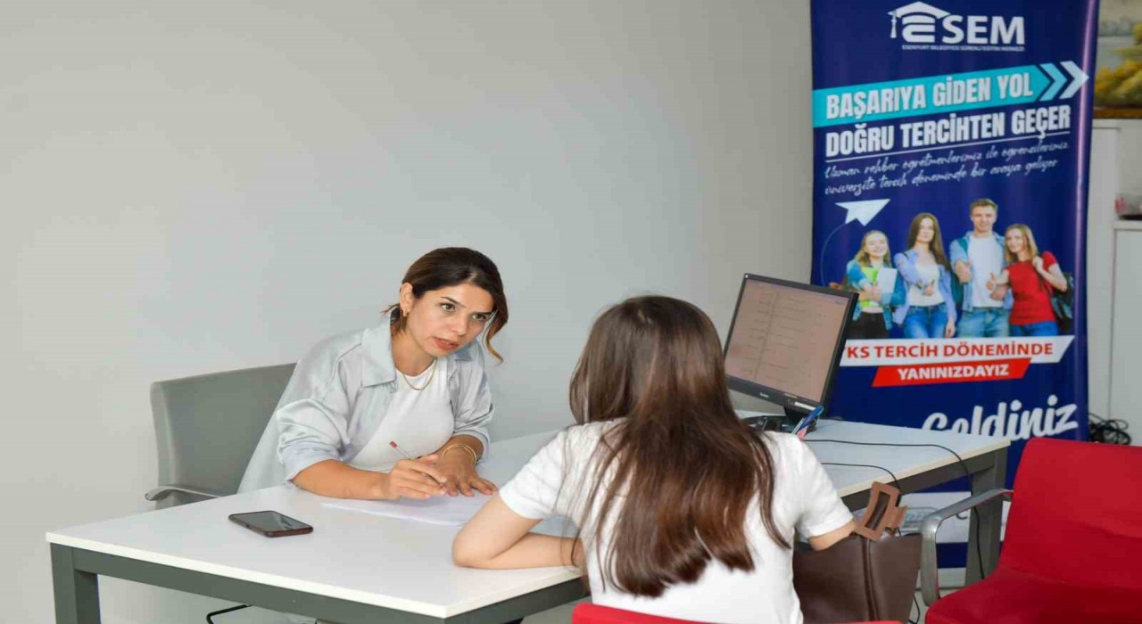 Esenyurt Belediyesinden üniversite adaylarına tercih desteği