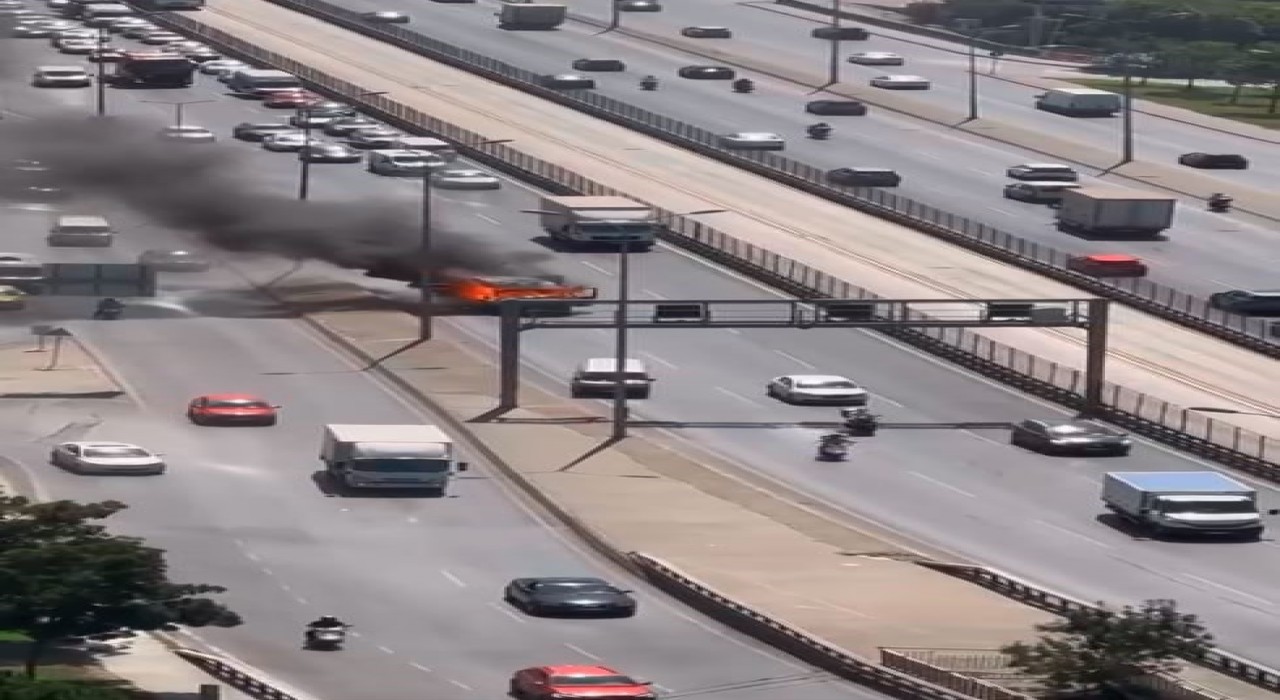 Esenyurtta alev alev yanan kamyonet, E-5te sürücüsüz ilerledi