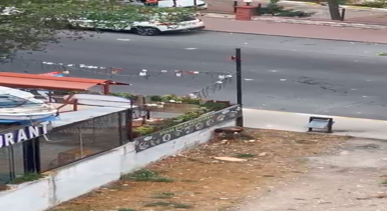 Esenyurtta bir kadın yoldan geçen araçlara taşla saldırdı