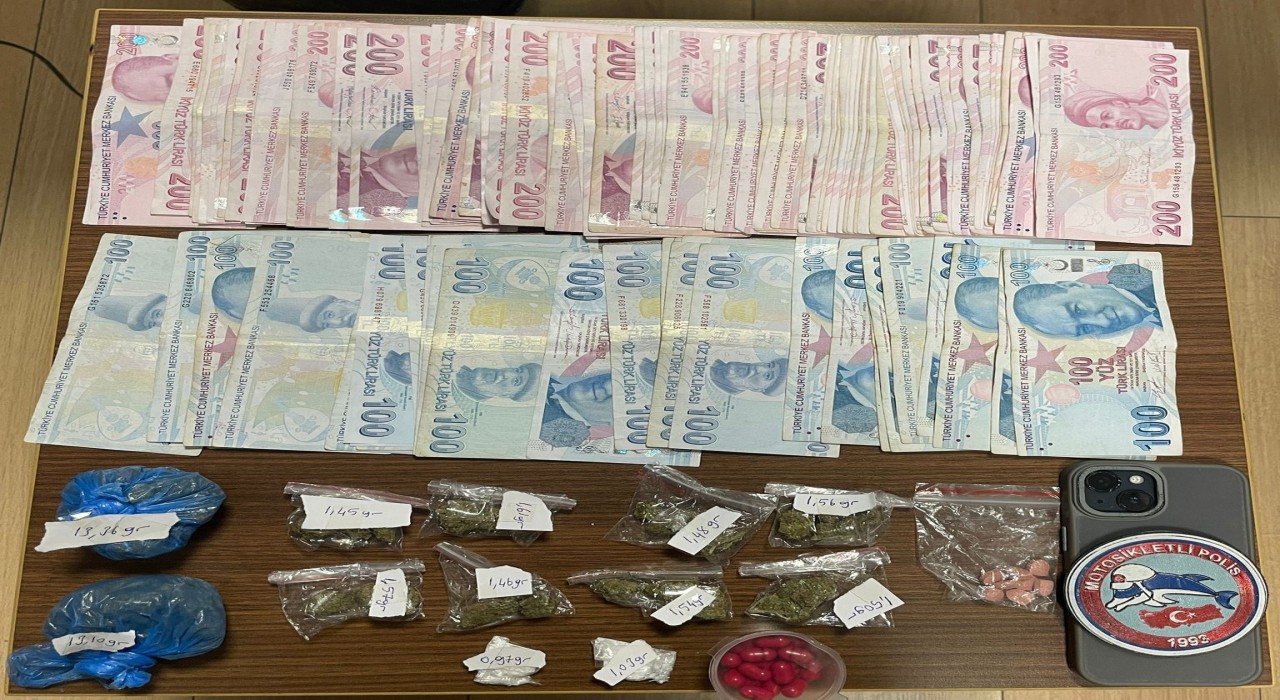 Esenyurtta polis ekipleri, otomobil torpidosuna zulalanmış uyuşturucu ele geçirdi