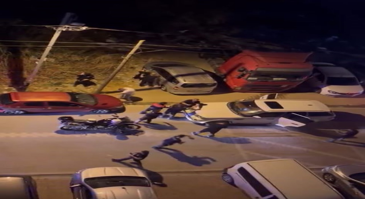 Esenyurtta polisin dur ihtarına uymayan şahıslar polise saldırdı